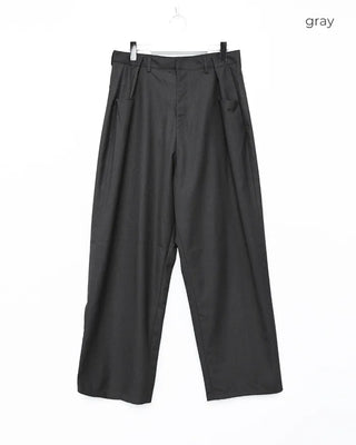Simple pleated slacks