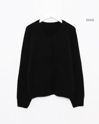 V-neck stitched raglan knit sweater