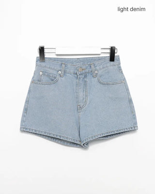 Short denim pants with hip patch pockets