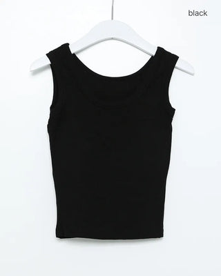 Basic sleeveless top with cap