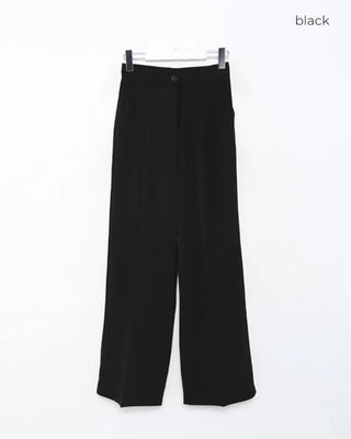 Pleated wide-leg slacks