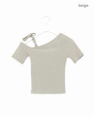 One-shoulder strap half-sleeve T-shirt