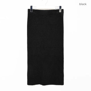 Back slit long skirt