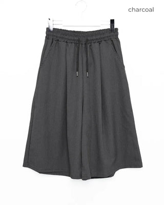 Elastic waist Bermuda shorts