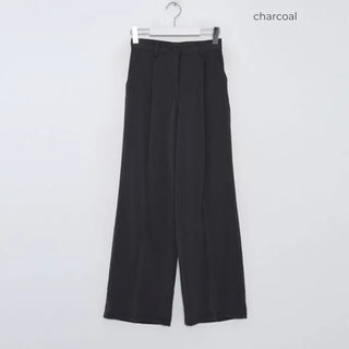 One-pleat wide slacks