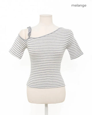 Striped off-shoulder ribbon T-shirt