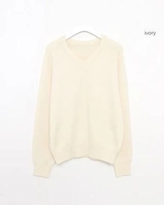 V-neck raglan shoulder wide rib sweater