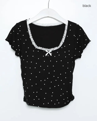 Short-sleeved t-shirt with built-in cups and polka dot lace
