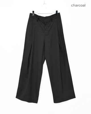 Double-pleated wide-leg slacks