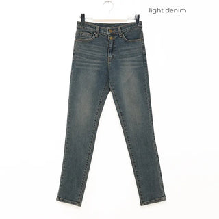 Double-button skinny pants