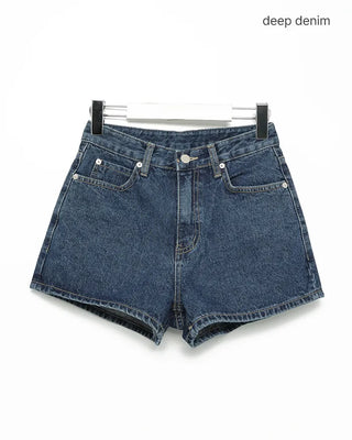 Short denim pants with hip patch pockets