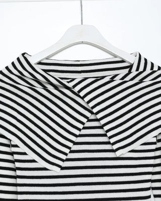 Color-point off-shoulder knit