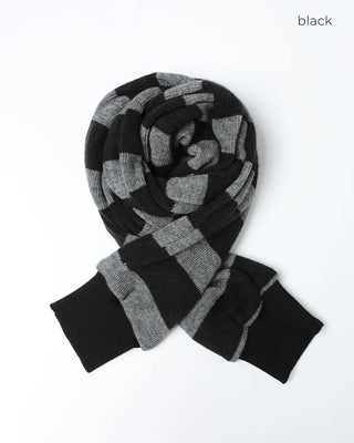 Bordered two-tone knit scarf