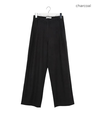 One-pleat slacks