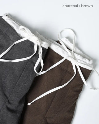Layered design one-tuck slacks