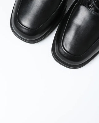 Square-toe lace-up shoes