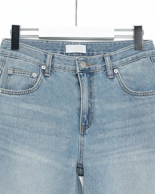 Low-waist curved light denim jeans