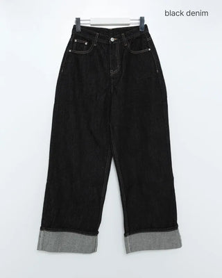 Rolled-up rigid denim pants