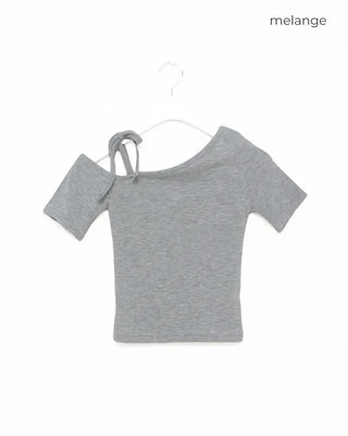 One-shoulder strap half-sleeve T-shirt