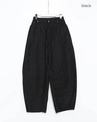 Back pocket curved cotton pants