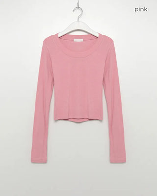 U-neckline long-sleeved T-shirt