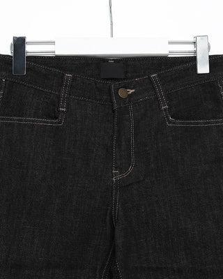 Curved-out seam rigid denim capri pants