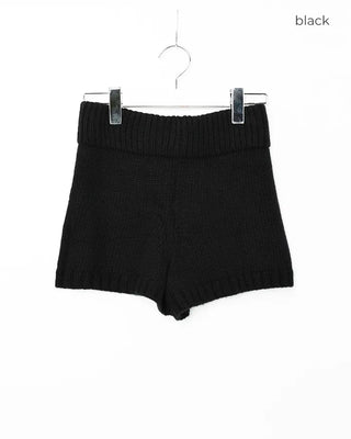 Knitted shorts with elastic waistband