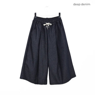 Pleated denim shorts