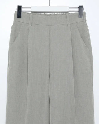 One-pleat straight slacks