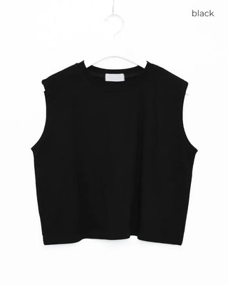 Simple sleeveless T-shirt