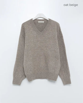 Simple V-neck long-sleeved knit