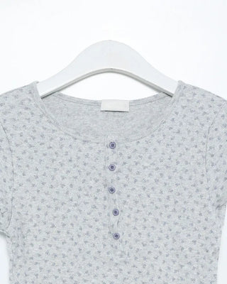 Flower punched button short-sleeved T-shirt
