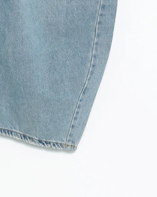 Low-waist curved light denim jeans