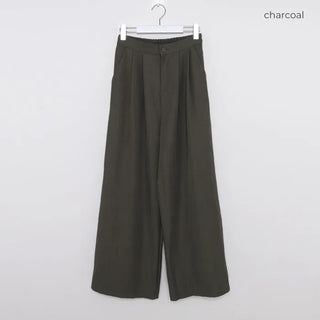 Double-pleated wide-leg slacks