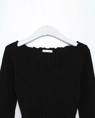 V-neck wave scallop point T-shirt