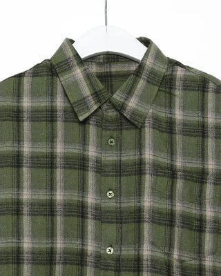 Patch pocket collar check shirt