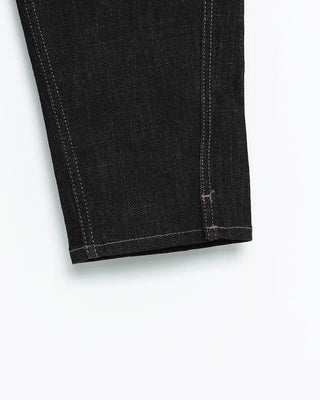 Curved-out seam rigid denim capri pants