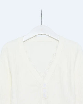 V-neck lace-point long-sleeve shirt