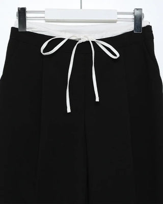 Layered design one-tuck slacks