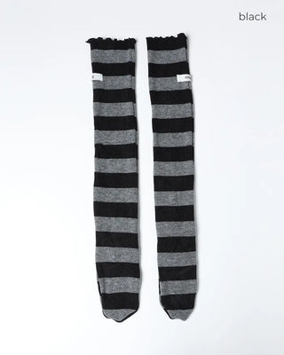 Scalloped hem border knee-high socks