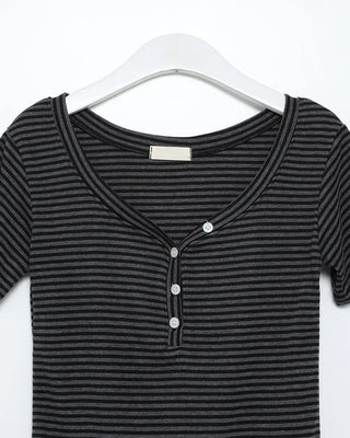 V-neck button-down striped half-length T-shirt