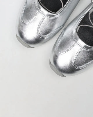 Lace-up flat sneakers