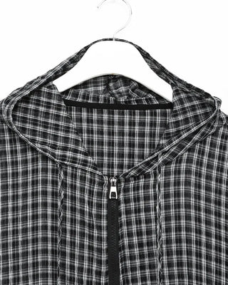 Drawstring hem check windbreaker
