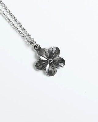 Flower pendant necklace