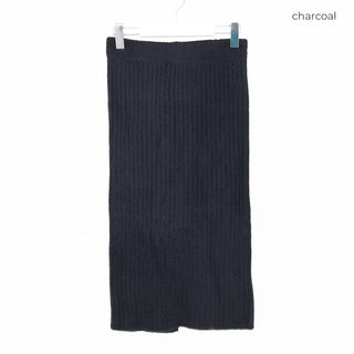 Back slit long skirt