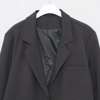 Simple, loose-fitting blazer