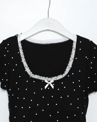 Short-sleeved t-shirt with built-in cups and polka dot lace