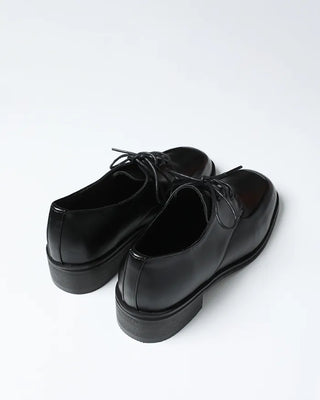 Square-toe lace-up shoes