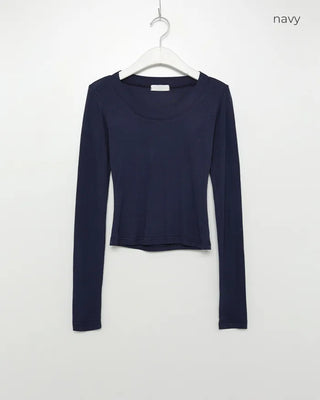U-neckline long-sleeved T-shirt