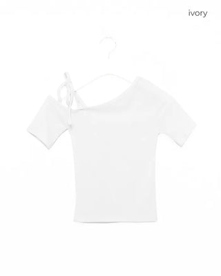 One-shoulder strap half-sleeve T-shirt